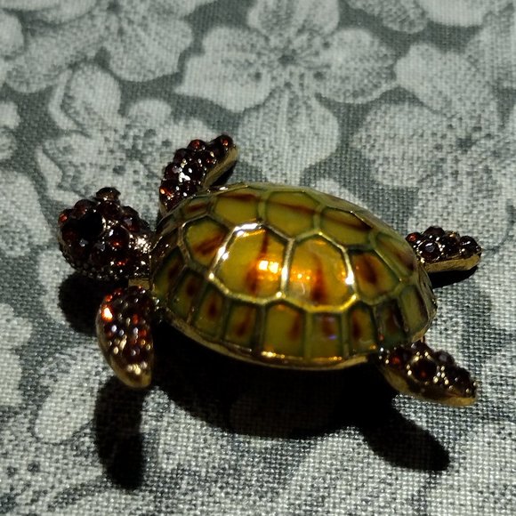 ✨ Sea Turtle Pin - Picture 4 of 5